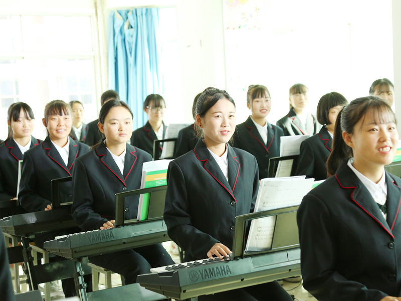 同學們認真練習鋼琴.JPG